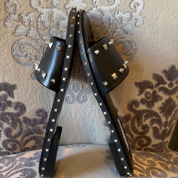 SOLD🆕 STEVEMADDEN black stud slides Sz 9 - Picture 6 of 6